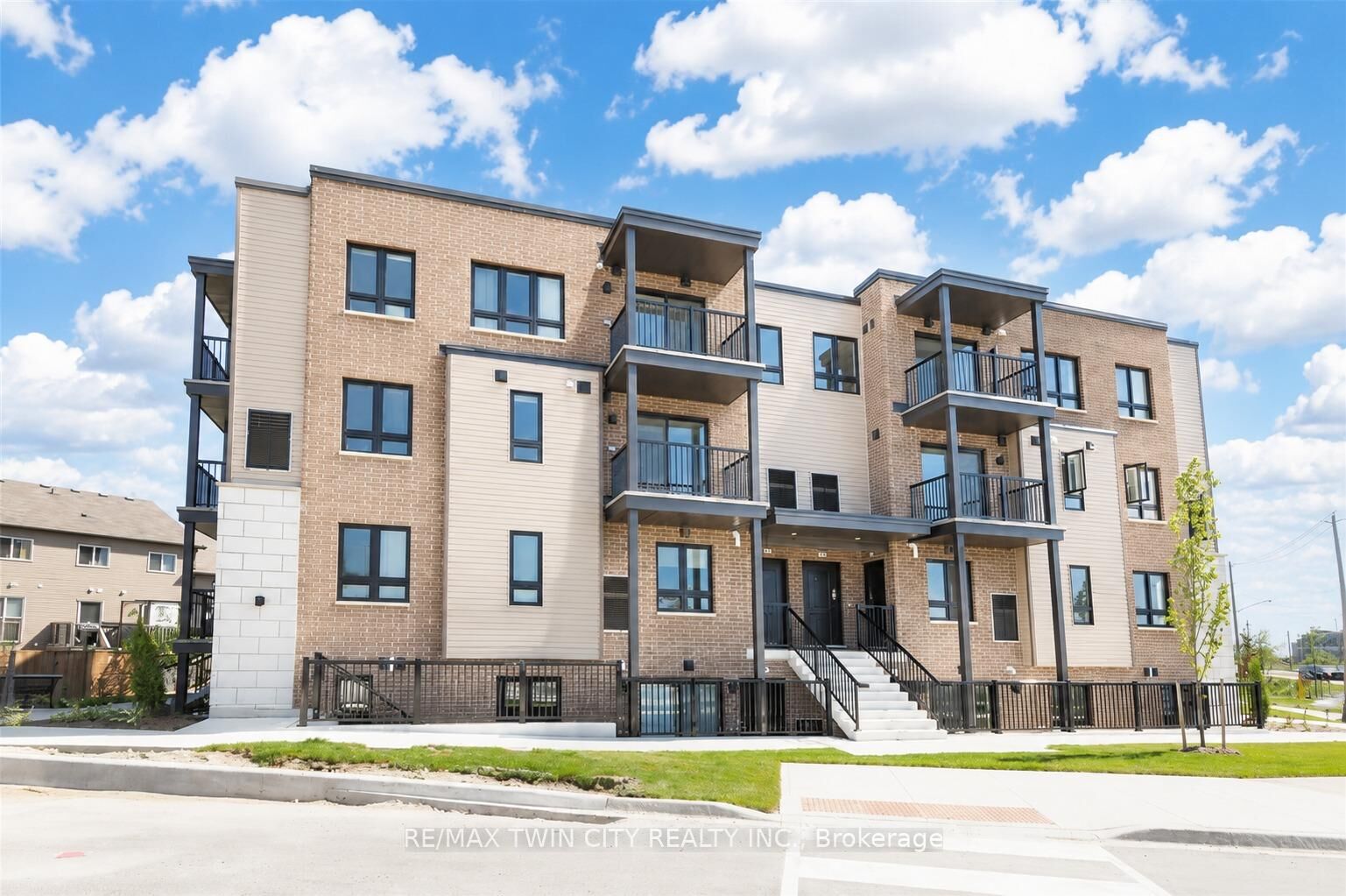 Property Photo:  1331 Countrystone Drive B3  ON N2N 3S4 