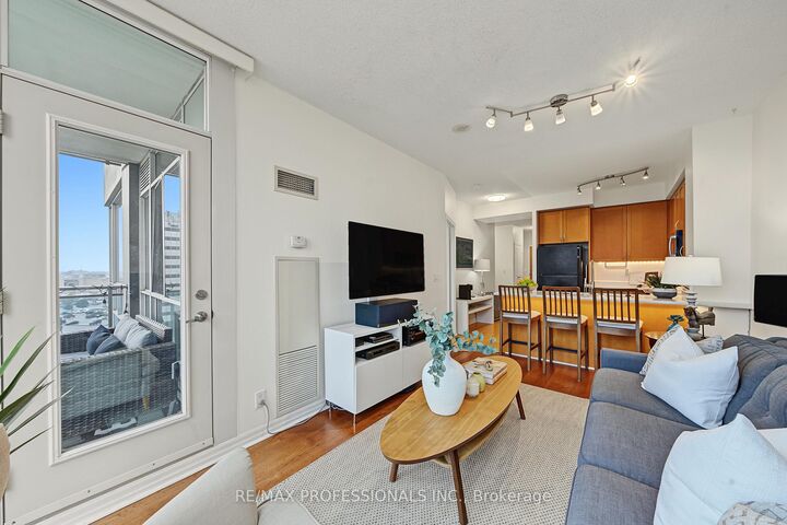 Property Photo:  3939 Duke Of York Boulevard 801  ON L5B 4N2 