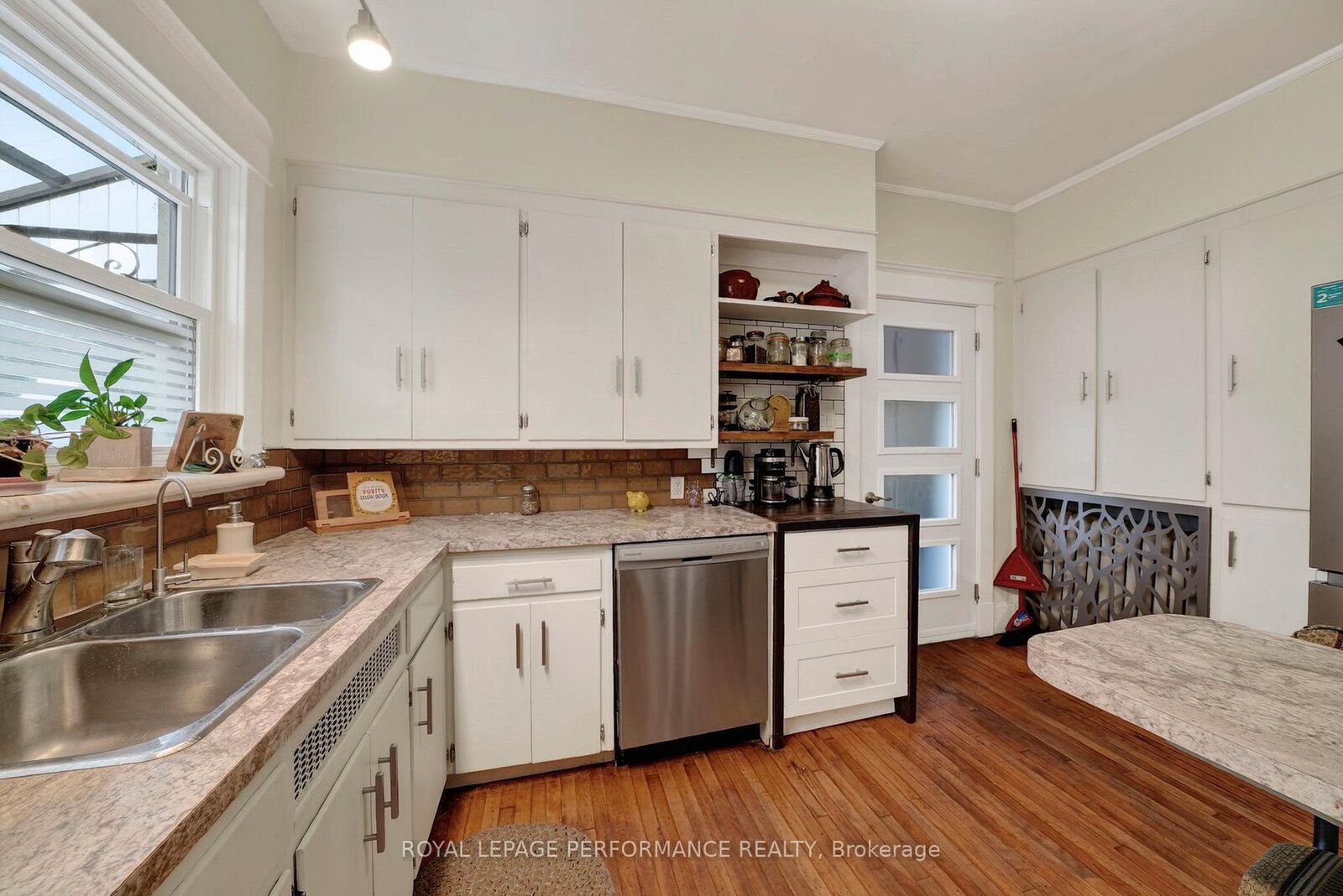 Property Photo:  114 Gloucester Street N  ON K6H 3W4 