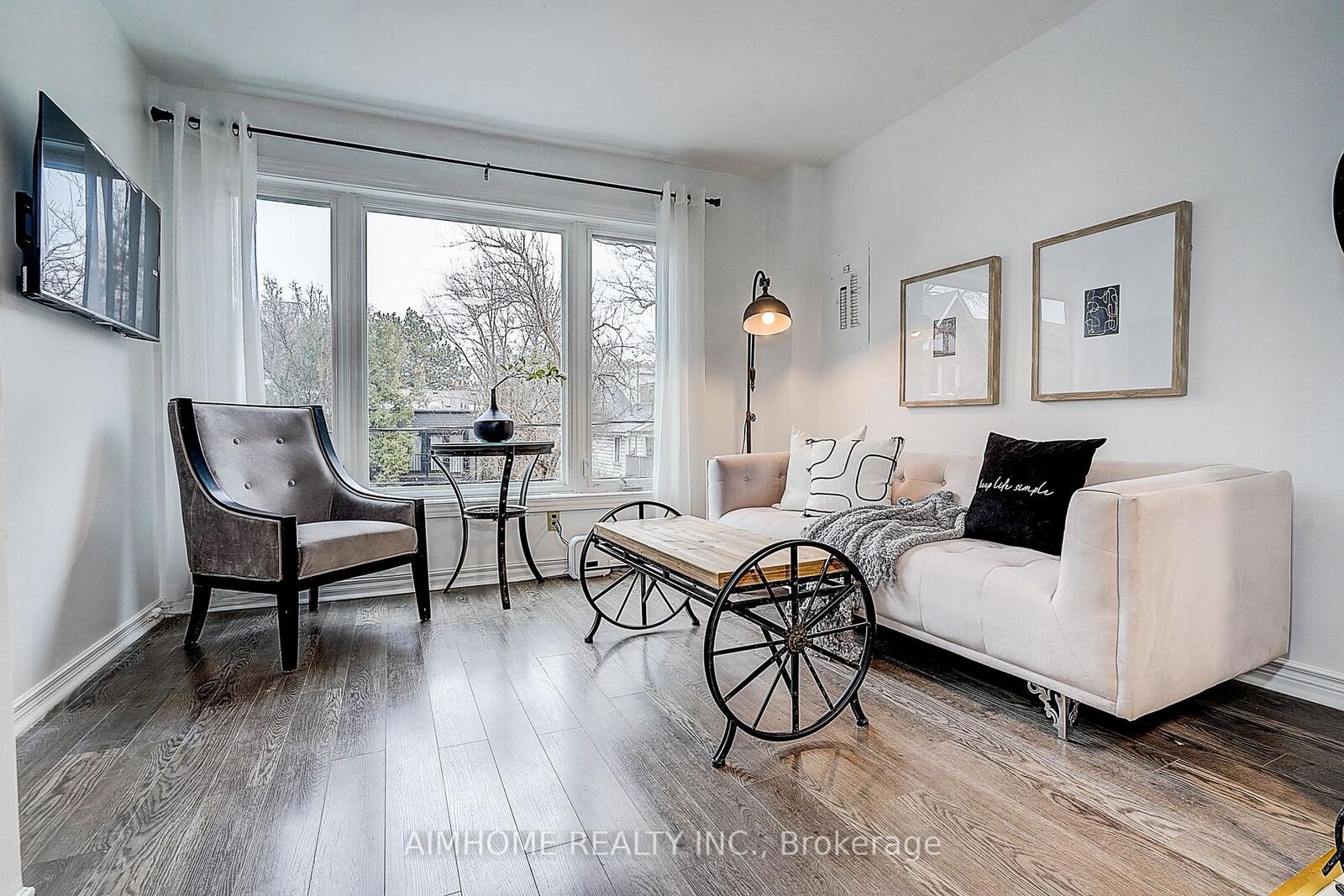 Property Photo:  212 Milan Street Unit 2  ON M5A 3Z6 