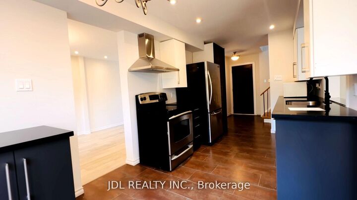 Property Photo:  127 Huntington Park Drive  ON L3T 7C8 
