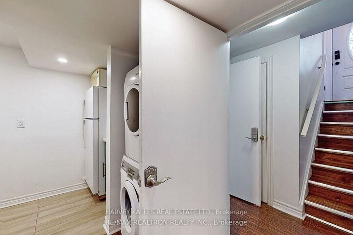 Property Photo:  142 Combe Avenue Lower  ON M3H 4K1 
