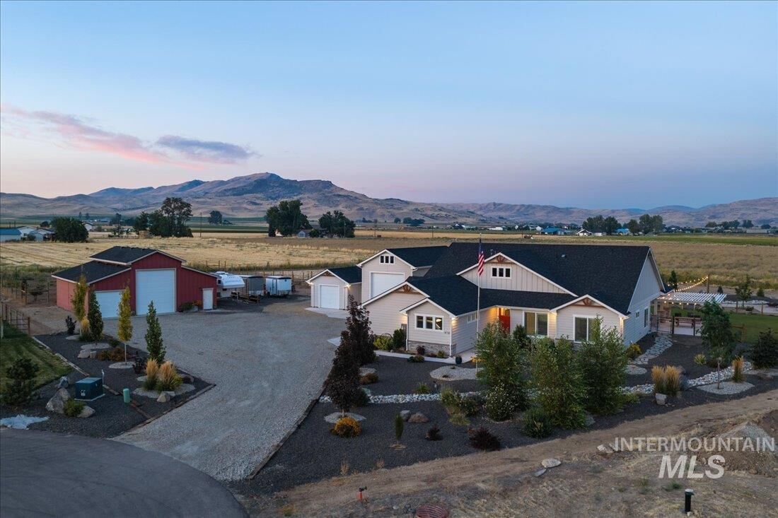 Property Photo:  418 Skyview Ln  ID 83617 