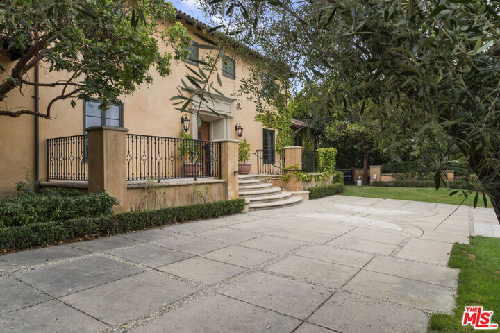 Property Photo:  305 S June St  CA 90004 