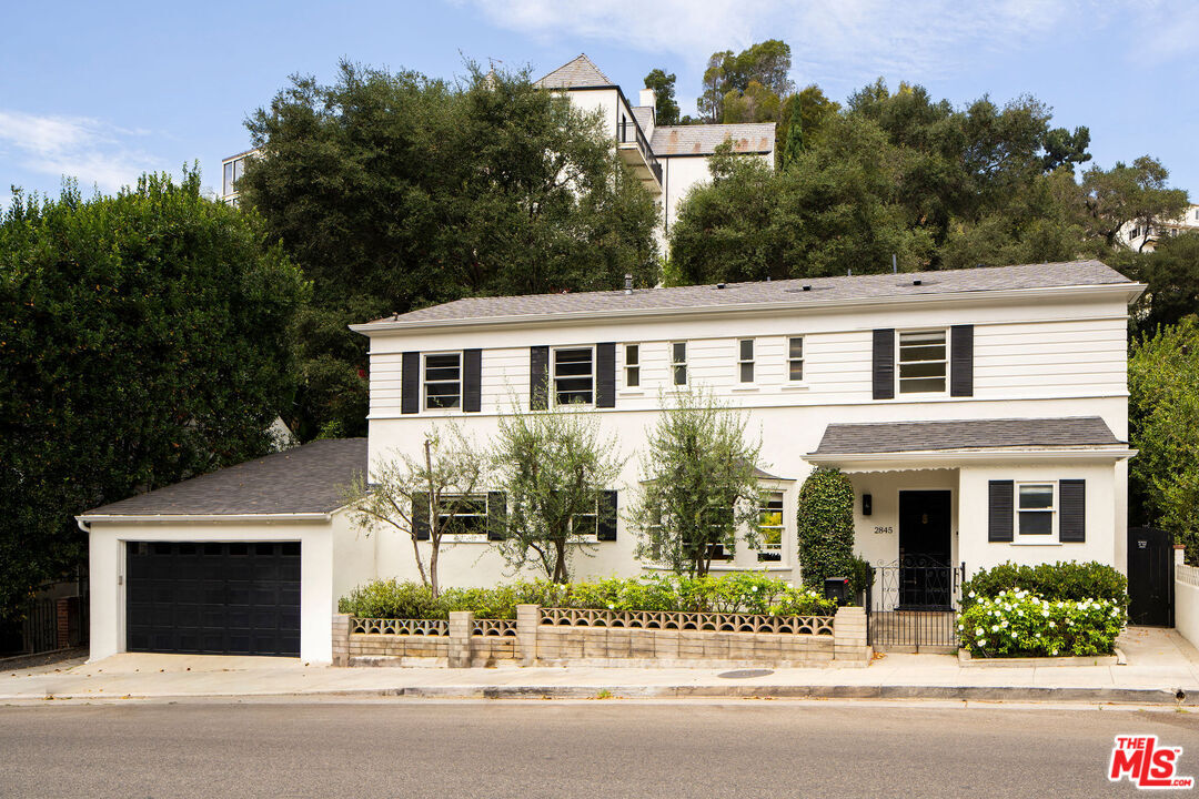 Property Photo:  2845 N Beachwood Dr  CA 90068 