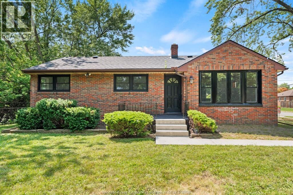 Property Photo:  1905 Norfolk Street  ON N9E 1H6 