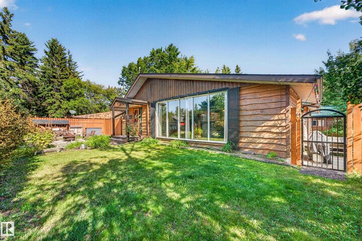 Property Photo:  208 1 Avenue  AB T0C 1X0 