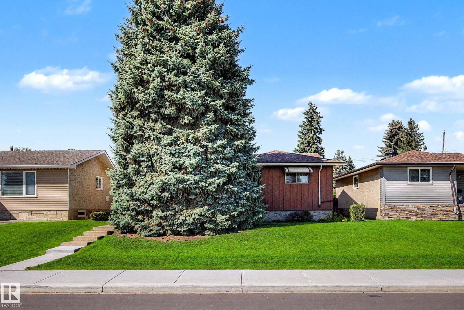 Property Photo:  6720 95 Avenue NW  AB T6B 1A8 