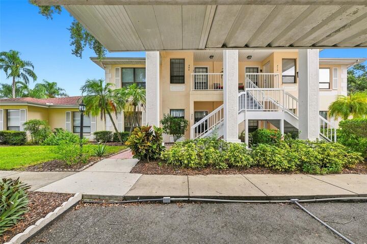 Property Photo:  304 Kelsey Way  FL 33573 