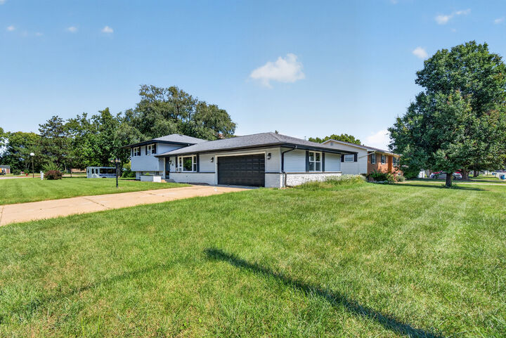 Property Photo: 1701 Newton Drive IL 60450