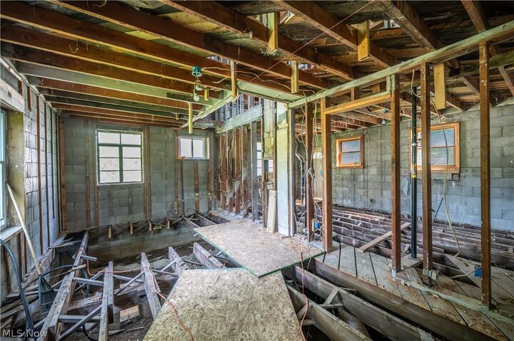 Property Photo: 1090 N River Road NE OH 44483