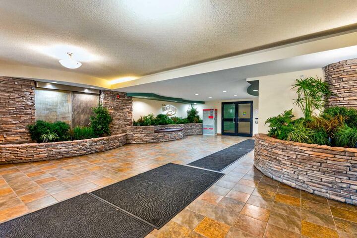 Property Photo:  30 Discovery Ridge Close SW 305  AB T3H 4Y3 
