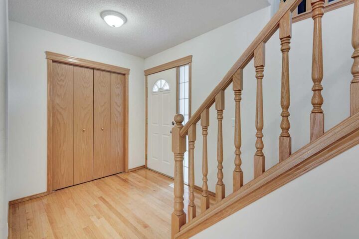 Property Photo:  142 Somerset Park SW  AB T2Y 3H5 