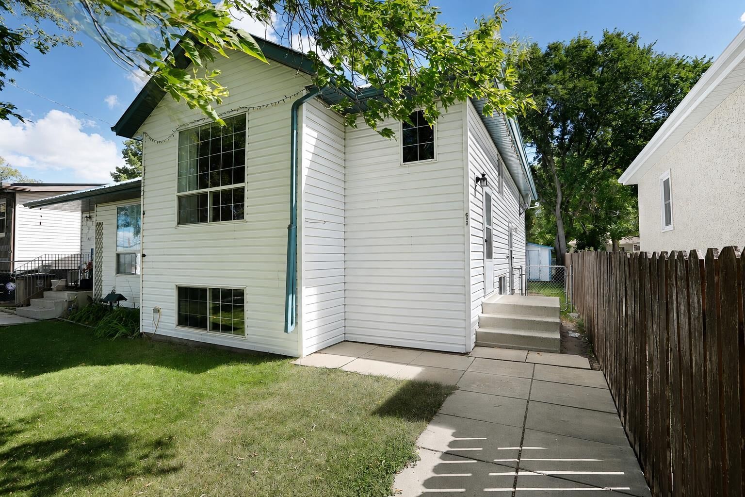 Property Photo:  632 1 Street W  AB T1R 0N3 