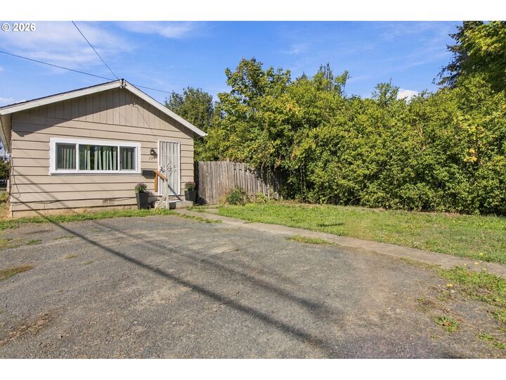 Property Photo:  736 5th St  OR 97477 