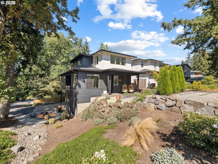 Property Photo:  1547 Pine St  OR 97034 