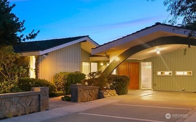 Property Photo:  3051  44th Avenue W  WA 98199 