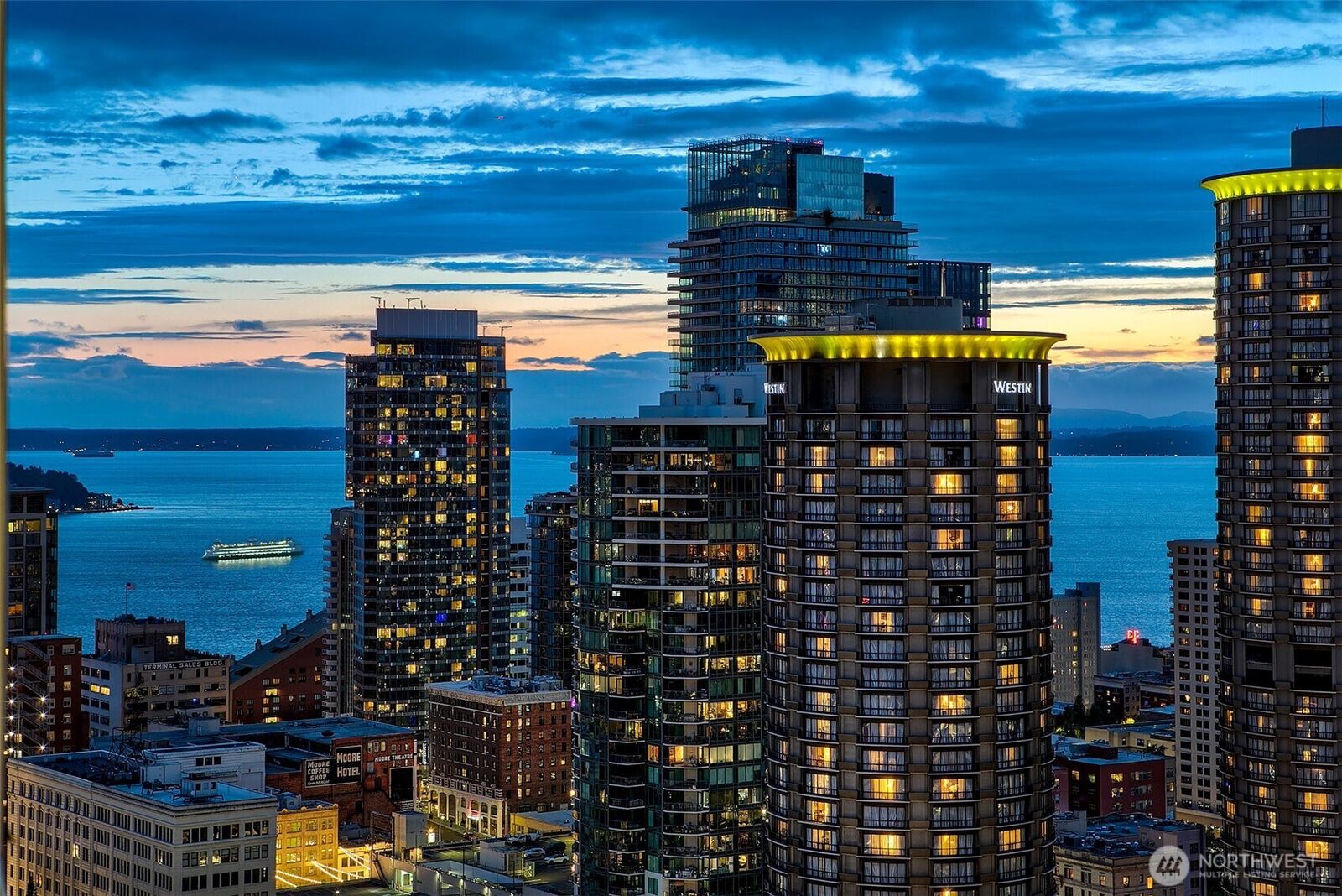 Property Photo:  737  Olive Way 3101  WA 98101 