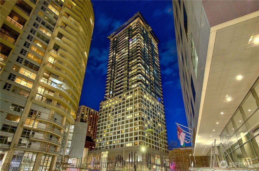 Property Photo:  737  Olive Way 3101  WA 98101 