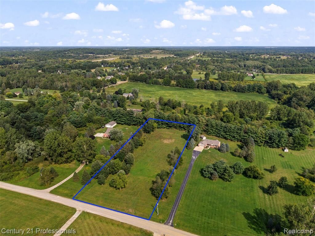 Property Photo:  1920 Deer Run Lane  MI 48367 