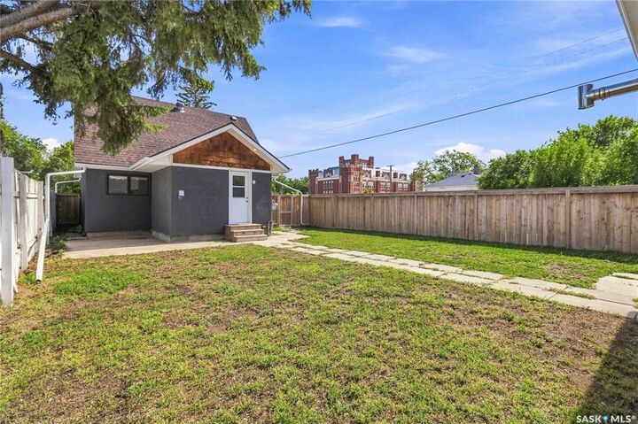 Property Photo:  639 L Avenue S  SK S7M 2H6 