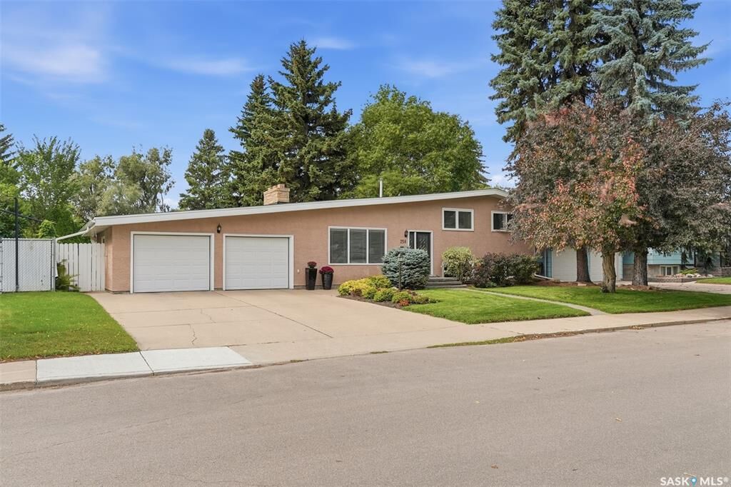 Property Photo:  258 East Place  SK S7J 2X9 