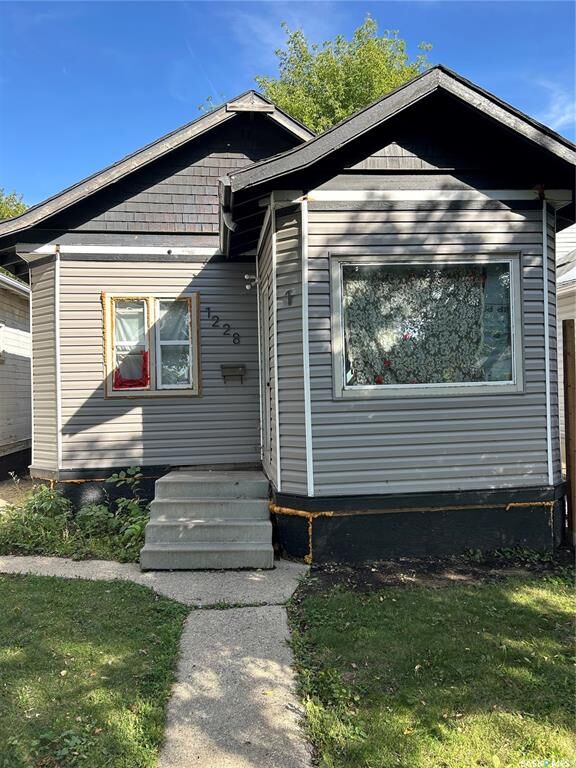 Property Photo:  1228 G Avenue N  SK S7L 2A4 