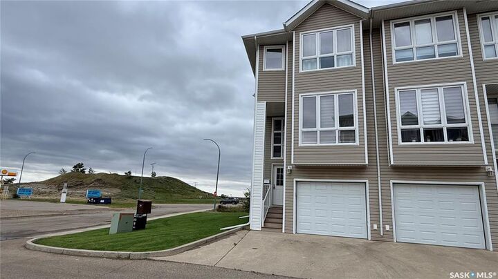 Property Photo:  697 Sun Valley Drive 1  SK S4A 2X7 