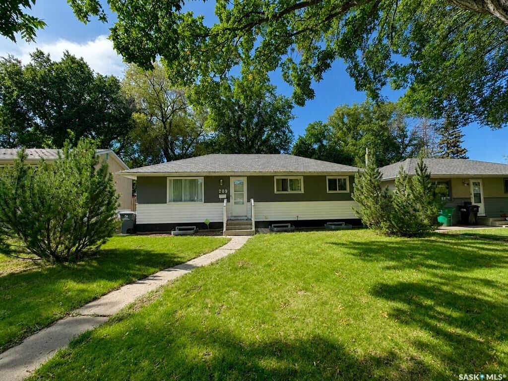 Property Photo:  209 Winnipeg Avenue S  SK S7M 3M1 