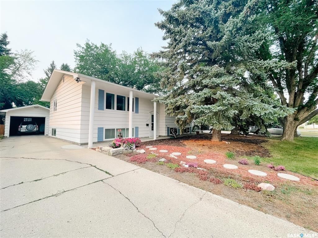 Property Photo:  1617 Ruth Street E  SK S7J 0L7 