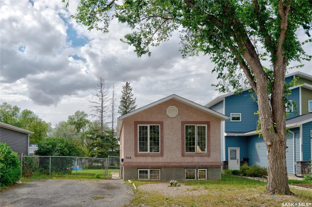 Property Photo:  908 Connaught Street  SK S4T 4S6 
