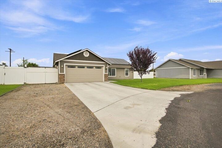 Property Photo:  329 E 15th Pl  WA 99337-5518 