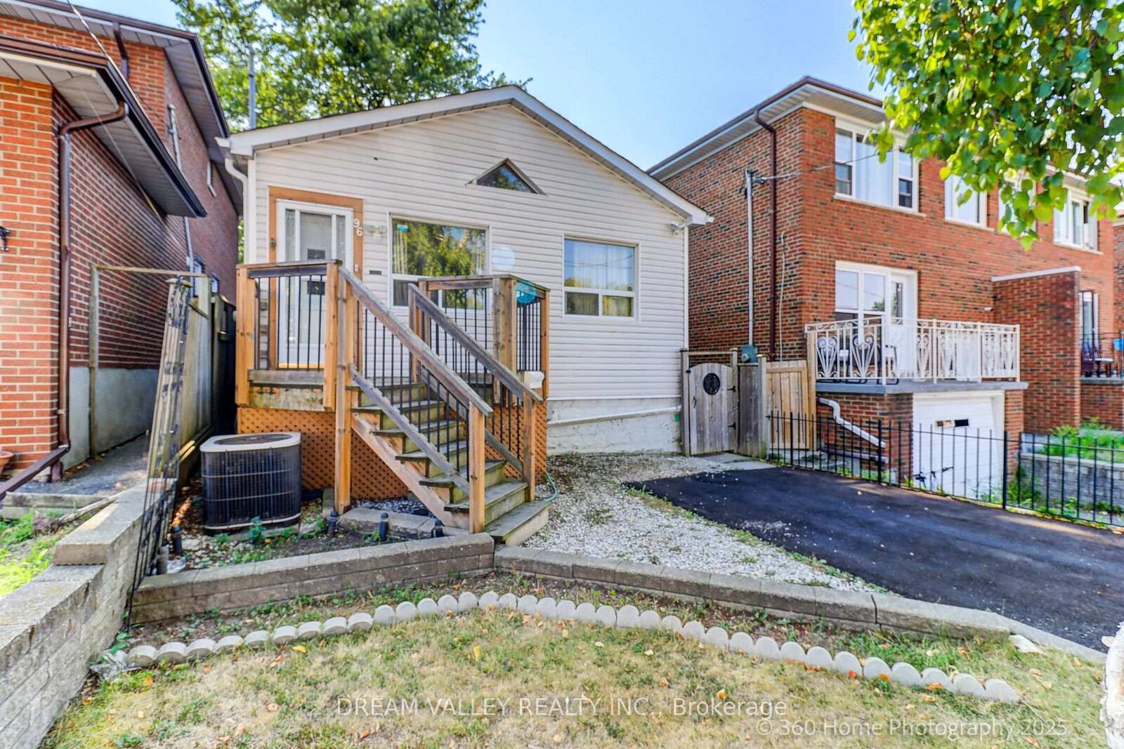 Property Photo:  96 Laurel Avenue  ON M1K 3J9 