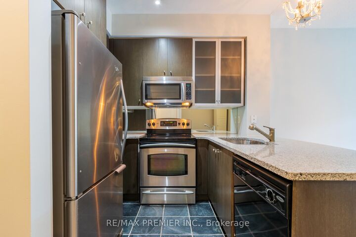 Property Photo:  21 Scollard Street 205  ON M5R 1G1 