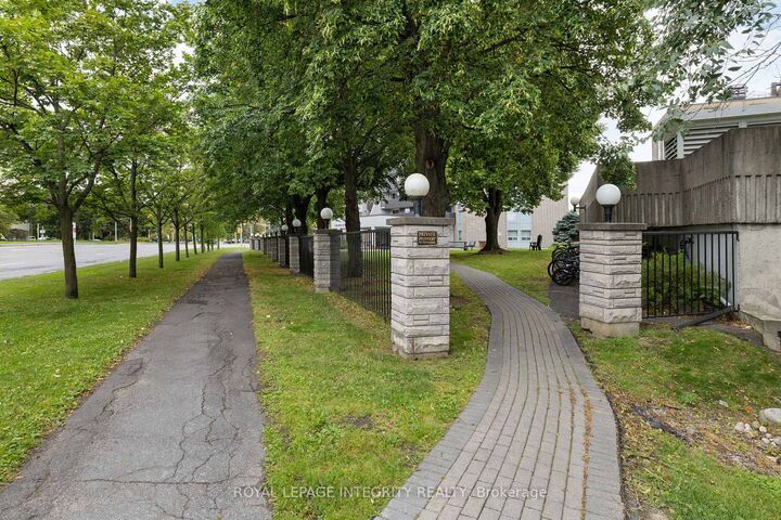 Property Photo:  1380 Prince Of Wales Drive 1702  ON K2C 3N5 