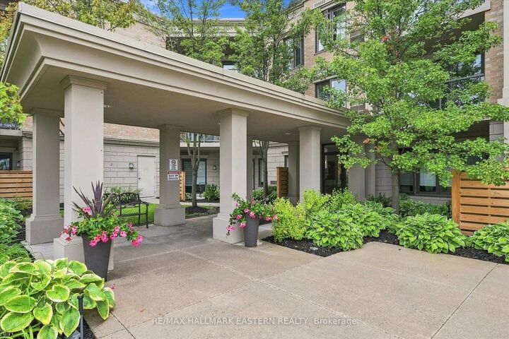 Property Photo:  869 Clonsilla Avenue Ph16  ON K9J 0B7 