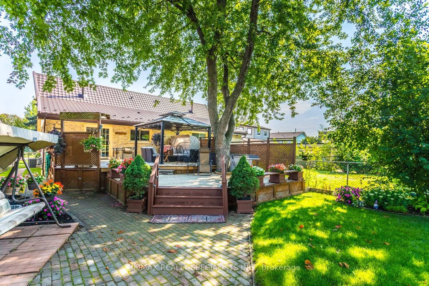 Property Photo:  32 Falconer Drive  ON L5N 1M4 