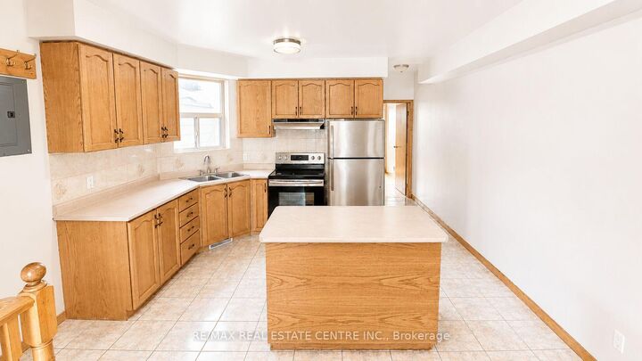 Property Photo:  908 Ossington Avenue Upper  ON M6G 3V1 