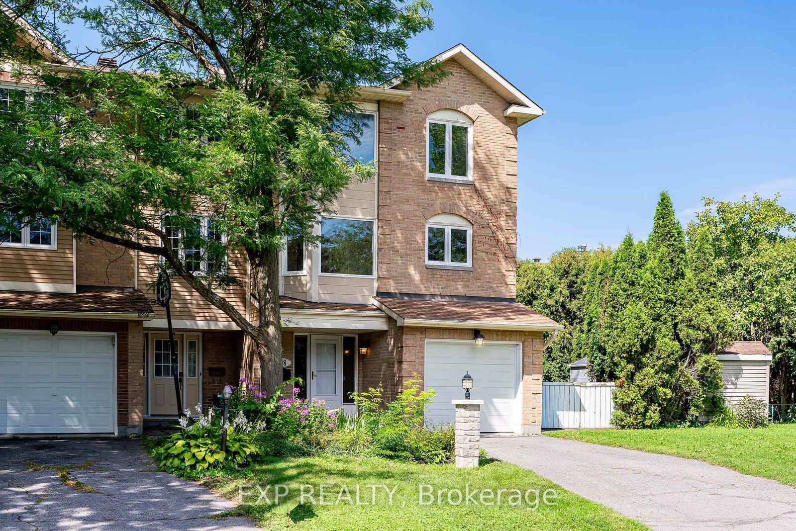 Property Photo:  18 Arbordale Crescent  ON K2G 5C6 