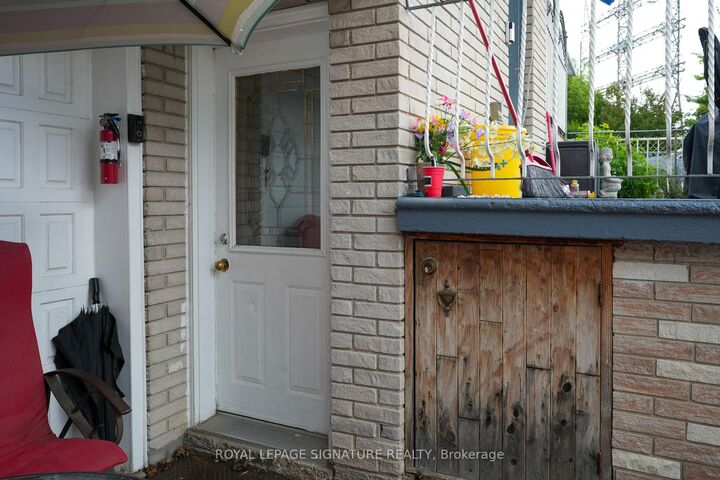 Property Photo: 674 Abana Road Room #3 ON L5A 1H4