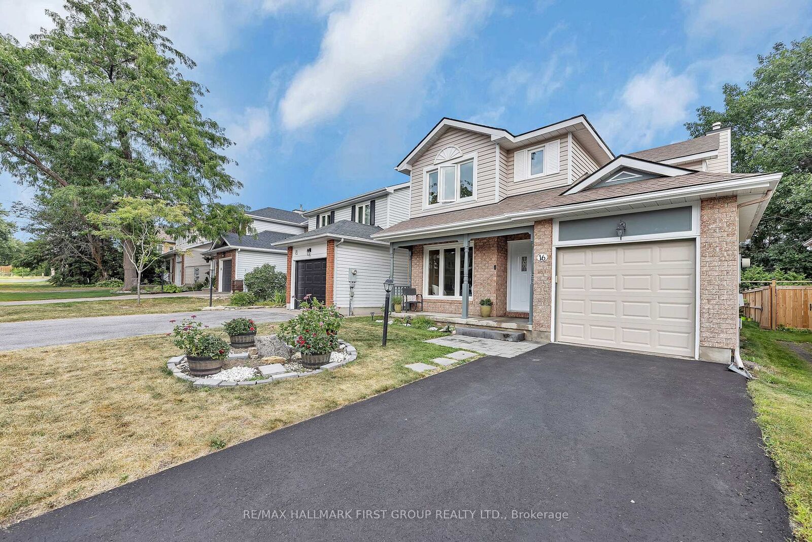 Property Photo:  16 Hawley Crescent  ON K2M 1T3 