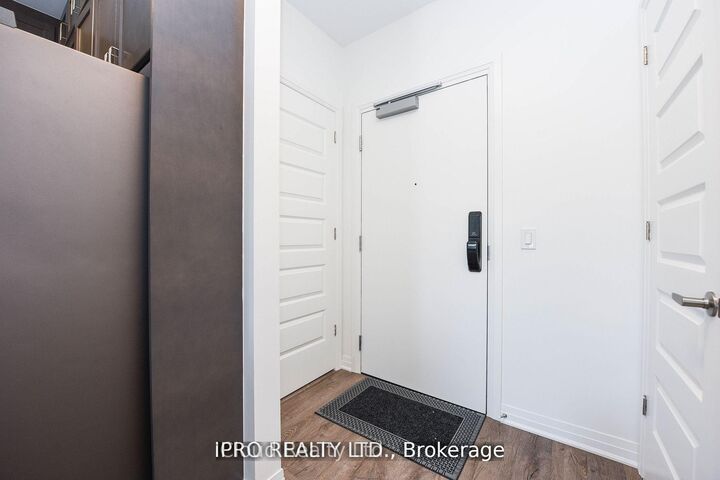 Property Photo:  95 Dundas St W Street 004  ON L6M 5N4 