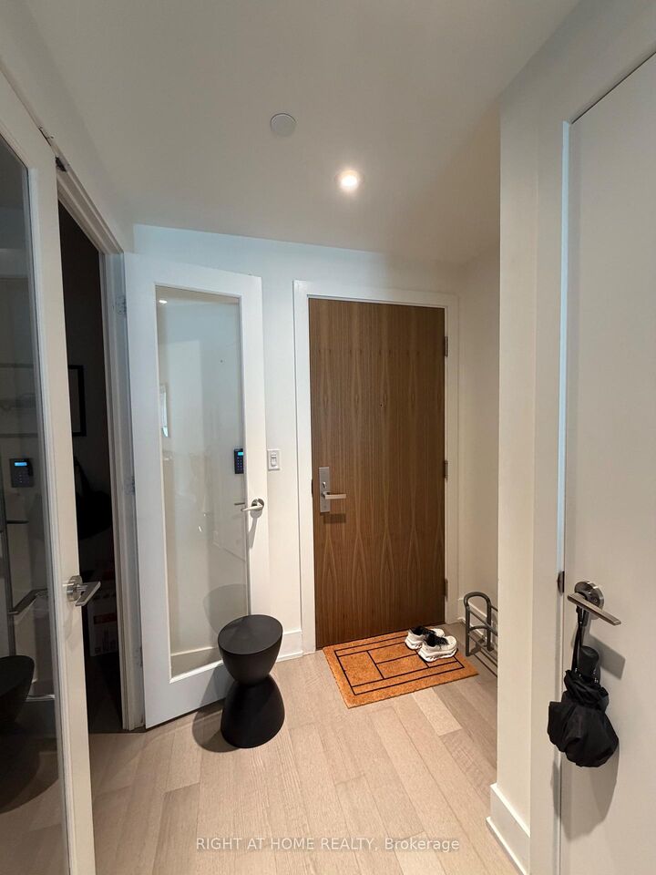 Property Photo:  200 Bloor Street West Street W 704  ON M5S 1T8 
