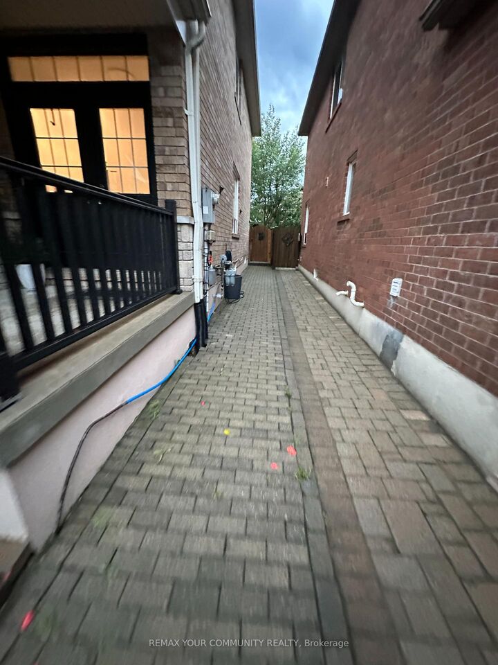 Property Photo:  9 Allysum Court Lower  ON L4E 4M7 