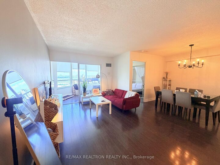 Property Photo:  135 Hillcrest Avenue 2015  ON L5B 4B1 