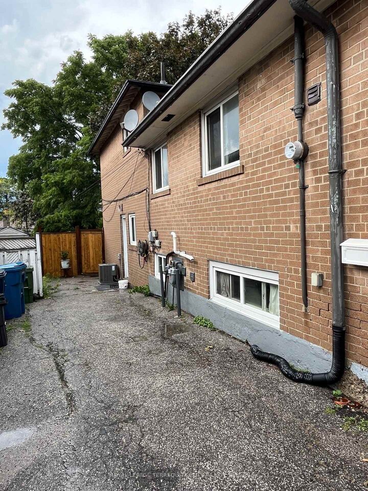 Property Photo:  40 Pender Crescent Main &Amp Upper  ON M1T 2M7 