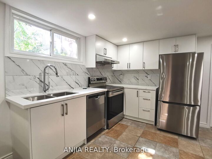 Property Photo:  442 Bonita Crescent  ON L4C 3N1 