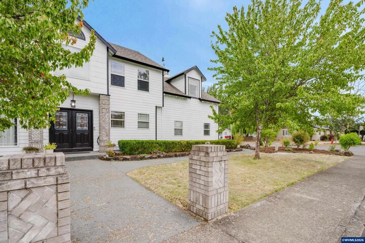 Property Photo: 401 NE Faulconer St OR 97378