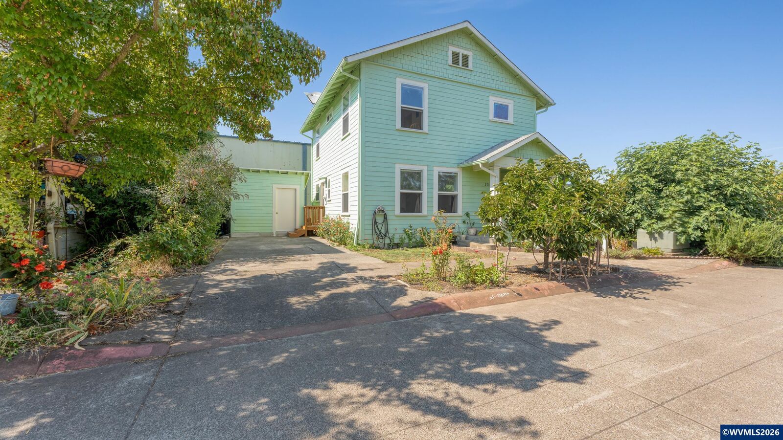 Property Photo: 554 SW B Av OR 97333