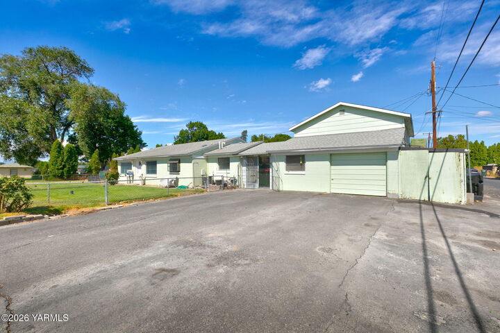 Property Photo: 207 W Court St WA 98903